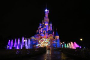 Disneyland by night © Zino Scheers / unsplash